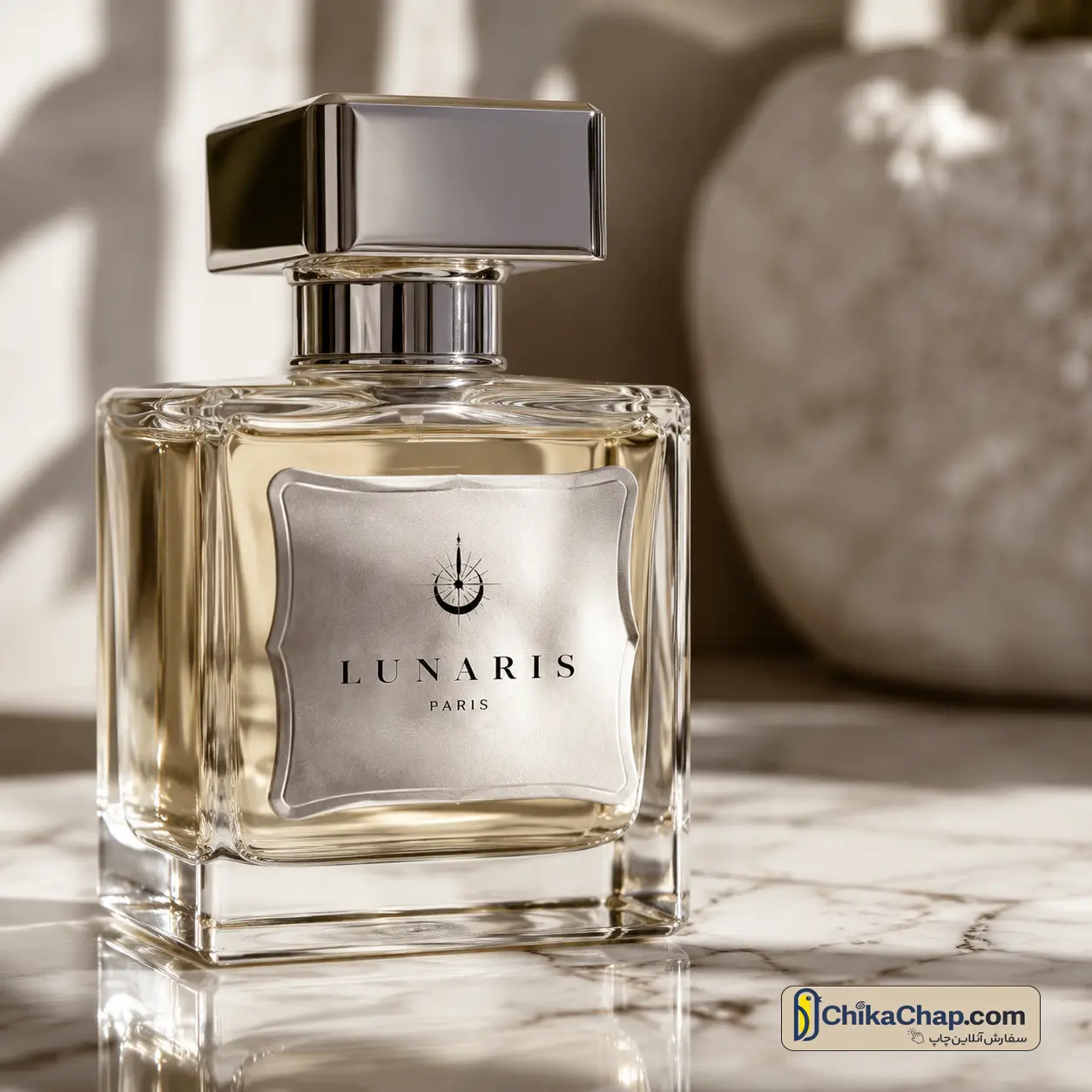 چاپ لیبل متالایز نقره&zwnj;ای براق روی شیشه عطر لوکس با برش کاتر پلاتر ظریف در چیکاچاپ